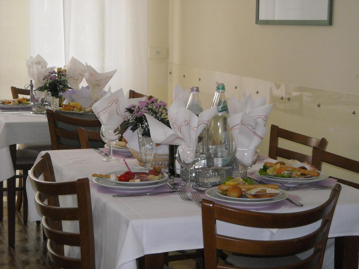 Hotel Lora Rimini Extérieur photo