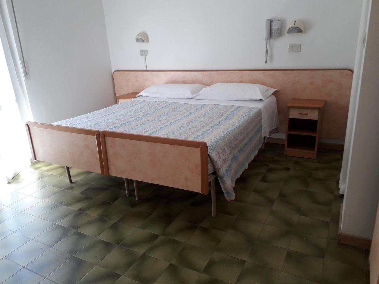 Hotel Lora Rimini Extérieur photo