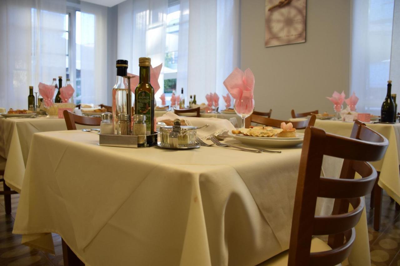 Hotel Lora Rimini Extérieur photo