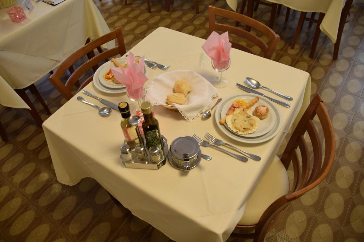 Hotel Lora Rimini Extérieur photo