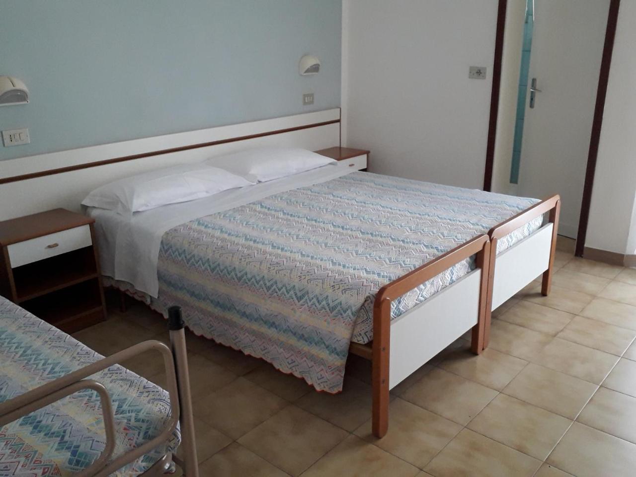 Hotel Lora Rimini Extérieur photo
