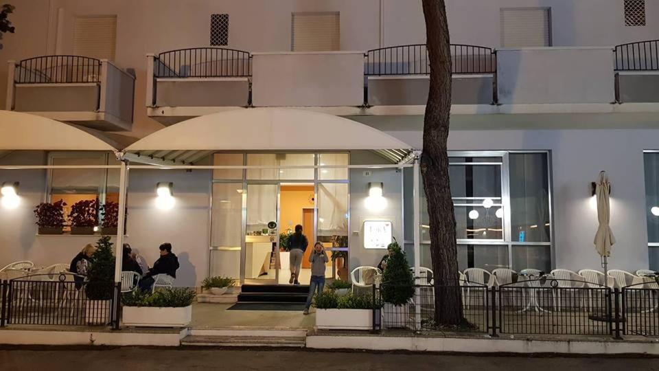 Hotel Lora Rimini Extérieur photo